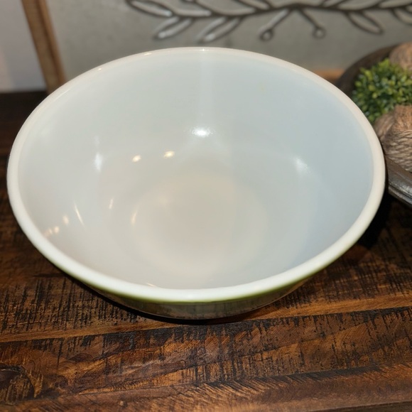 Vintage Pyrex large avocado green mixing bowl #404 4qt - Picture 3 of 5